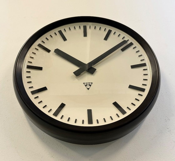 Image 1 of Grote industriële bakelieten fabriekswandklok van Pragotron, jaren 60