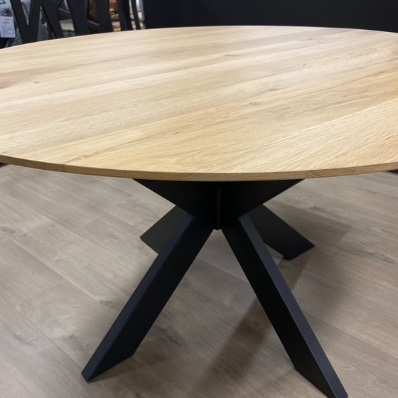 Image 1 of Table de salle à manger Nouvion Yvo Ø130 avec 3 chaises de salle à manger Koinor Essay (ensemble de 3)