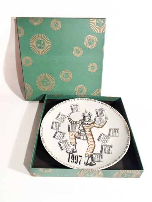 Fornasetti 1997 Kalenderteller aus Keramik – decoratieve objecten, Porcelain, Ceramic, Surrealism (photo 2 of 8)