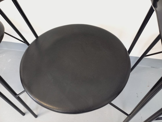 Image 1 of Set di 4 poltrone vintage di design italiano in metallo nero e similpelle nera degli anni '80