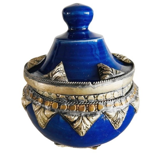 Image 1 of Pot marocain en céramique avec couvercle, boîte à bijoux en argent à filigrane bleu.