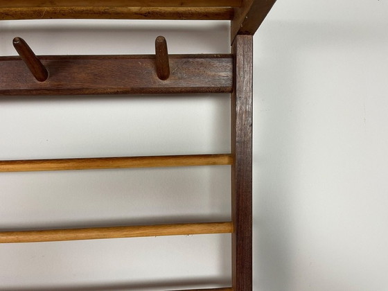Mid-Century Modern Wandkleiderständer aus Holz mit Hutablage, Europäisches Design, 1950er–1960er. Ref. DO2003 (photo 8 of 11)