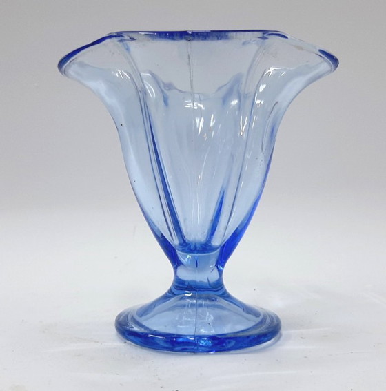 Image 1 of Coupe à dessert ou coupe à glace vintage en verre pressé bleu