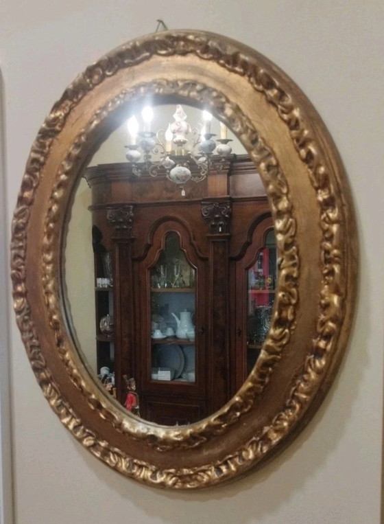 Image 1 of Ovaler Spiegel mit antikgoldenem Rahmen im Barockstil