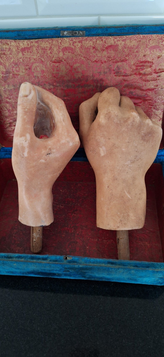 Image 1 of Antieke set van wassen handen met oud fluwelen doosje