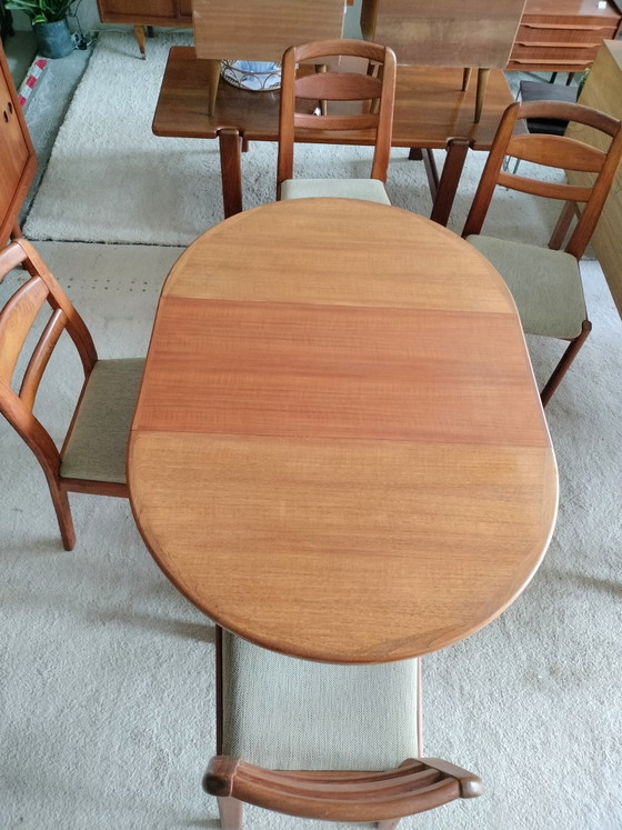 Image 1 of Vintage teakhouten Deense uitschuifbare ronde eettafel 