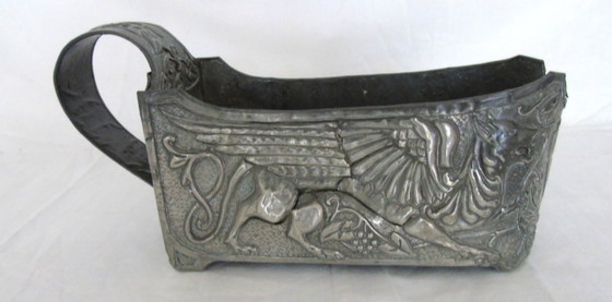 Image 1 of Porte-bouteille vintage français Art Nouveau en étain, motif griffon, berceau de bouteille gothique en relief, centre de table d