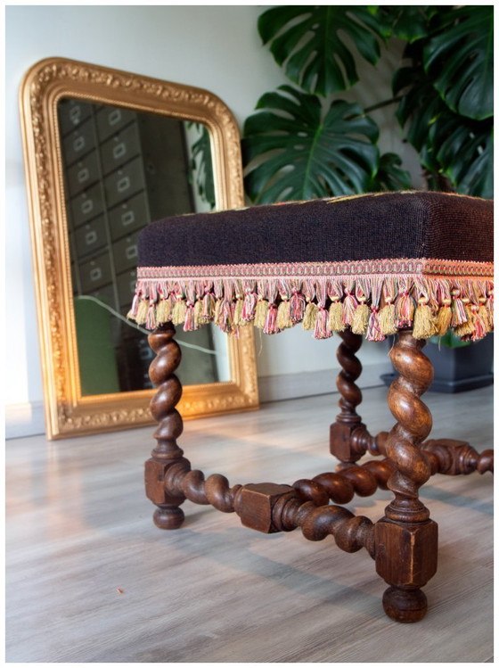 Image 1 of Tabouret ancien en noyer massif, Louis 13 tapisserie
