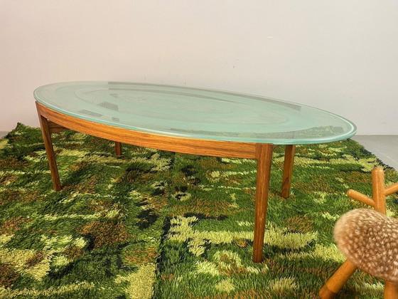 Prächtiger Mid-Century Ib Kofod-Larsen Ovaler Couchtisch aus Palisander & geätztem Glas. Dänemark / (photo 2 of 13)