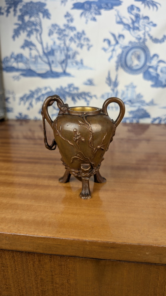 Image 1 of Piccolo vaso a treppiede firmato Barrias e Barbedienne in bronzo dorato Art Nouveau, fine XIX secolo