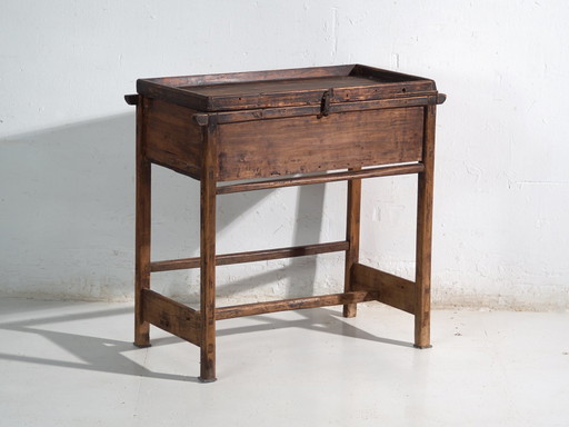 Antiguo escritorio chino con tapa elevable de pino – China, c. 1930