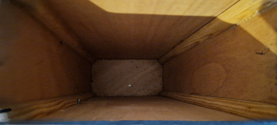 Image 1 of Bijzettafel van geverfd hout met rieten vlechtwerk - geïnspireerd op de Art Deco-stijl.