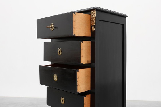 Image 1 of Commode laquée noire de style Louis XV, XXe siècle, avec ferrures en laiton, France