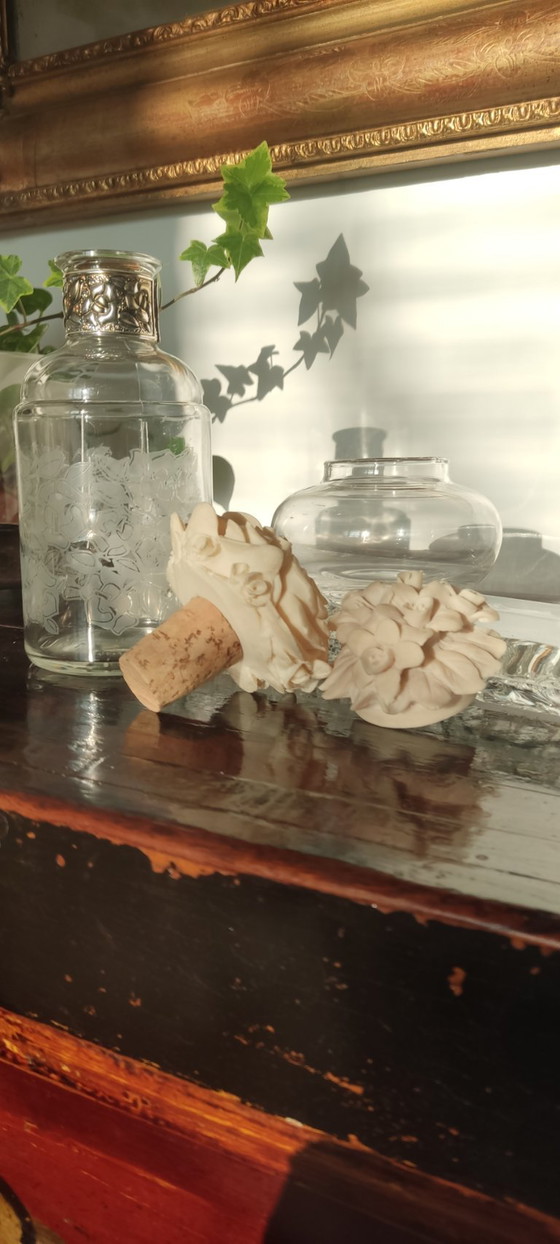 Image 1 of Set 2 Bottiglie da Bagno Vintage - Vetro Inciso e Tappi Floreali - Shabby Chic