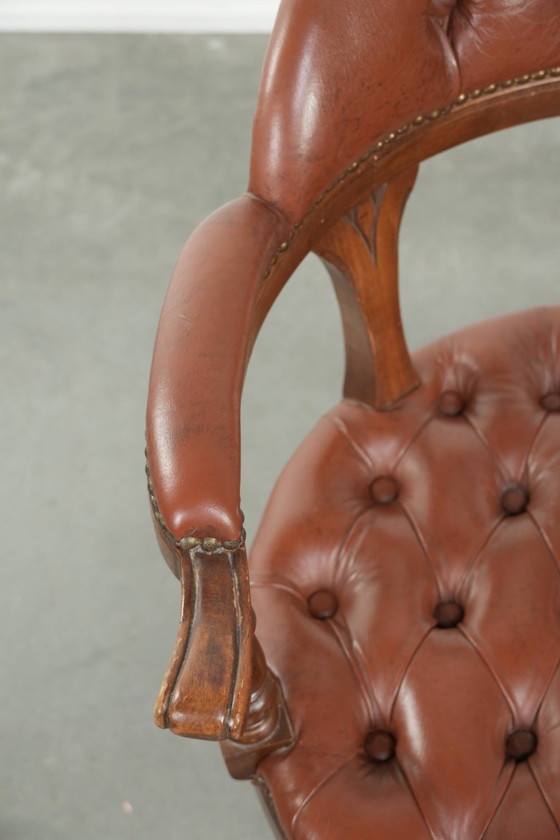 Image 1 of Rundleren draaibare Engelse stijl chesterfield bureaustoel in een mooie bruine kleur