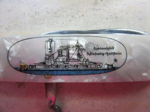 Coltello tascabile con incisione su madreperla raffigurante la nave tedesca Linienschiff Schleswig Holstein, cimelio marittimo.
