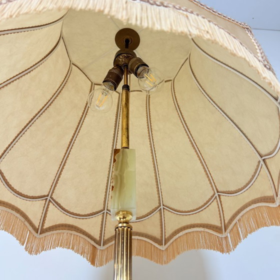 Image 1 of Lampadaire vintage avec structure en laiton et socle en onyx