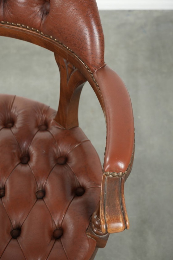Image 1 of Rundleren draaibare Engelse stijl chesterfield bureaustoel in een mooie bruine kleur