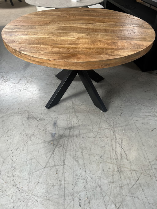 Table de salle à manger ronde de 130 cm en bois de manguier avec pieds en acier araignée