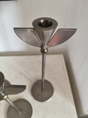 Candelabri in stile Memphis dal design vintage e postmoderno