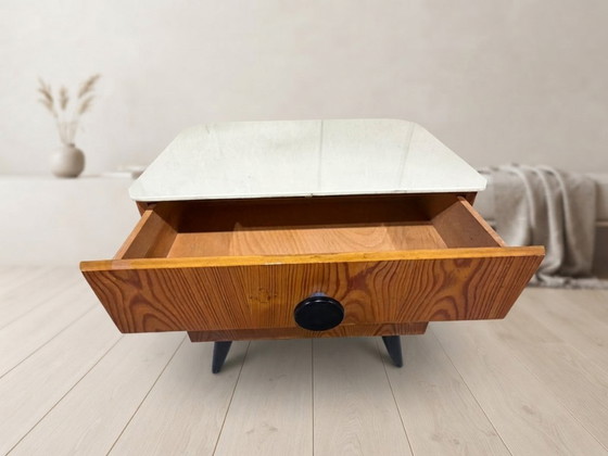 Volledig gerestaureerd nachtkastje van Jindřich Halabala voor UP Závody, Mid-Century Modern, jaren 50, (photo 6 of 16)