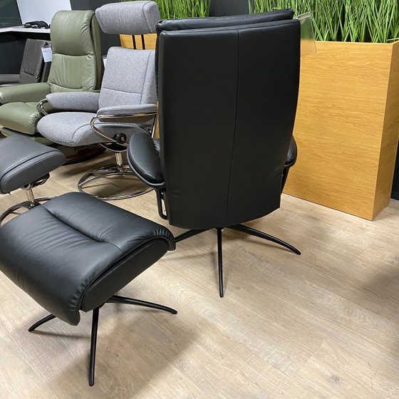 Image 1 of Poltrona reclinabile Stressless Tokyo con poggiapiedi