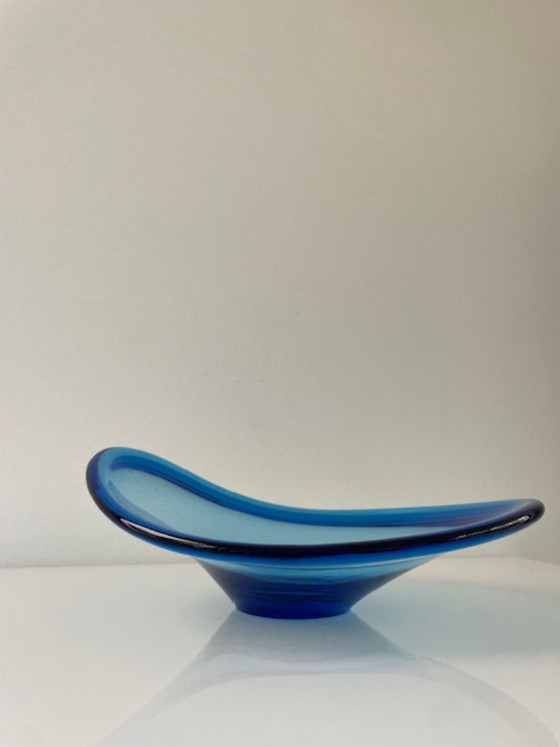 Image 1 of Cuenco de vidrio azul soplado a mano con diseño