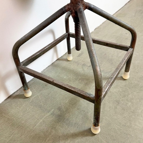 Image 1 of Tabouret pivotant industriel en fer, hauteur réglable, années 1960