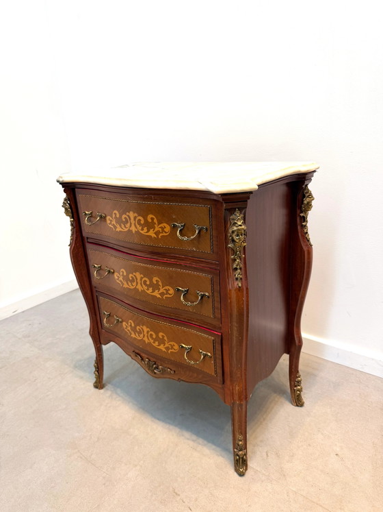 Image 1 of Comò francese in stile Luigi XV con intarsi e piano in marmo.