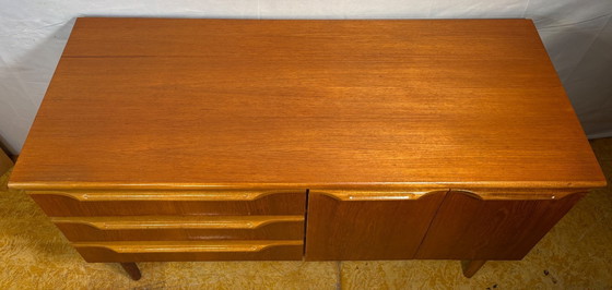 Image 1 of Mid-Century Retro Vintage Teakhouten Dressoir van Sakol uit 1960. Deens design, Brits vakmanschap, tijdloze opbergruimte.