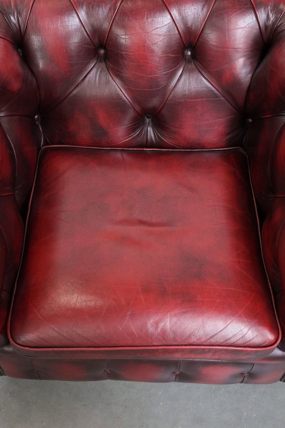 Image 1 of Chesterfield-Club-Sessel aus rotem englischem Rindsleder mit Ziernieten