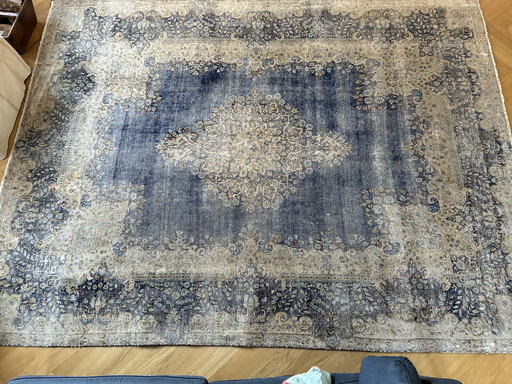 Alfombra Kilim de 330x254 cm con base antideslizante.