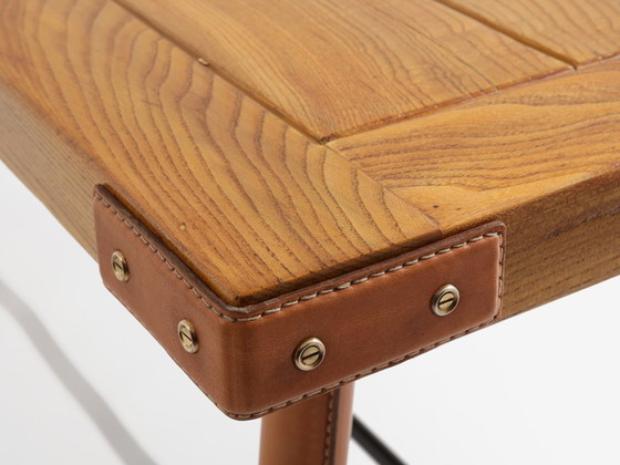 Image 1 of Mesa de comedor de Jacques Adnet, de madera de roble y cuero rojo, 1950.