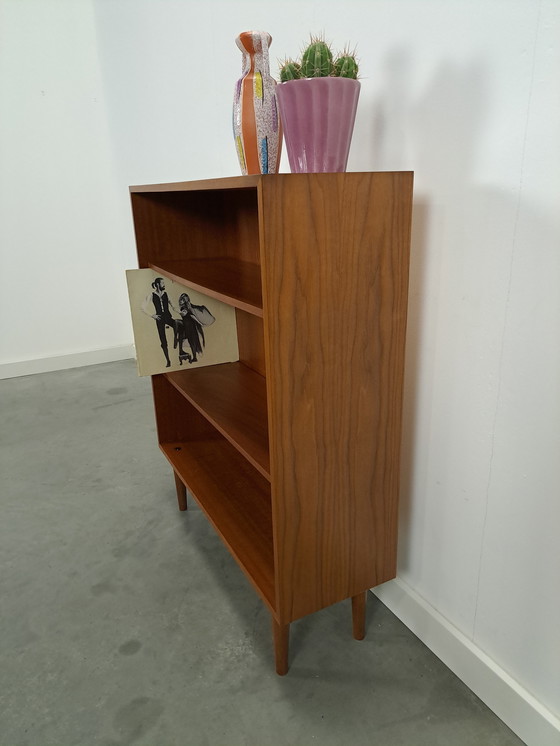 Image 1 of Bibliothèque en placage de noyer Armoire LP avec étagères No. 1