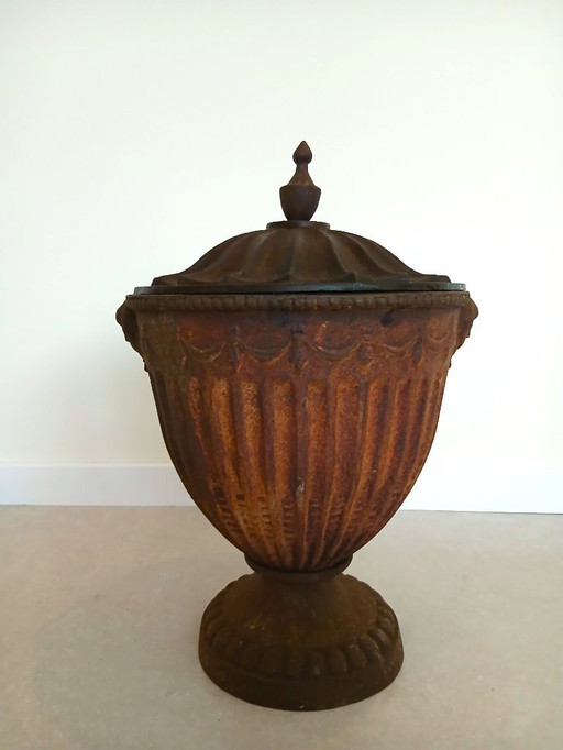 Gietijzeren Tuinbokaal met deksel  50x33 cm - 18 KG