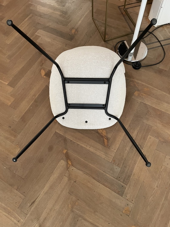 Image 1 of Sillas de comedor Gubi Beetle, totalmente tapizadas con base negra.