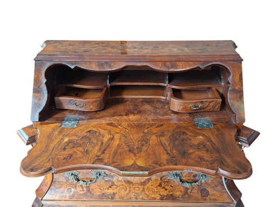 Image 1 of Niederländisches Barock-Triptychon aus den 1920er Jahren – Klappschrank und zwei eingelegte Nachttische