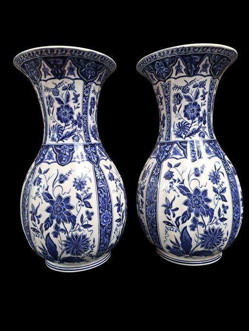 2 Italian decorative vases