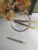 Een set SABRE tafelmesjes en een vintage broodmes.
