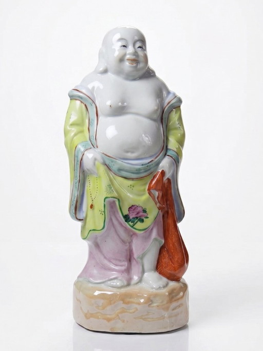 Estatuilla de Buda sonriente de pie, realizada en porcelana china de la familia rosa, 1960-70.