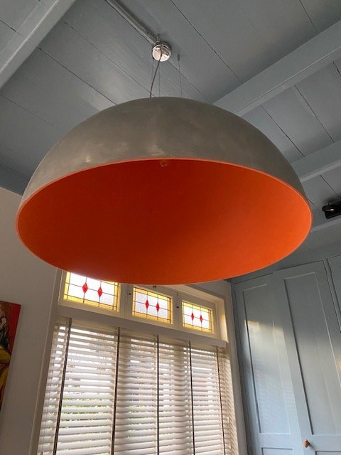 Lampe pendante design ronde argentée avec intérieur orange