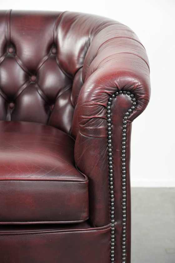 Prachtige rundleren chesterfield clubfauteuil in een schitterende rode kleur in klassieke Engelse stijl (photo 9 of 13)