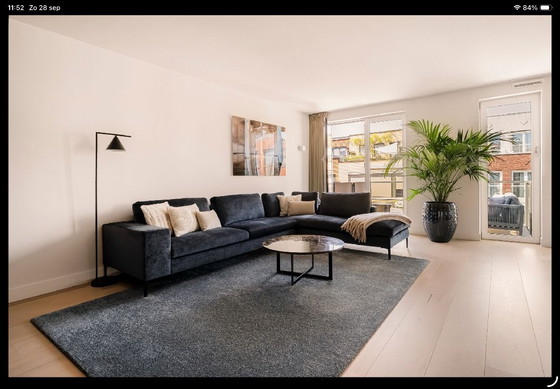 Image 1 of Luxuriöses, maßgefertigtes Ecksofa aus Samt in wunderschönem Blau