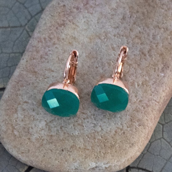 Vintage Vierkante Oorbellen Met Gefacetteerde Groene Onyx In Een Roségouden Metalen Zetting (photo 3 of 8)
