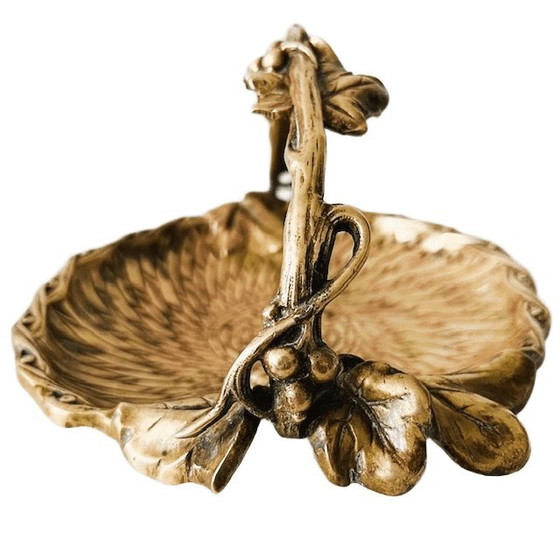 Image 1 of Cuenco antiguo de latón Art Nouveau con hojas de parra de mimbre, década de 1900