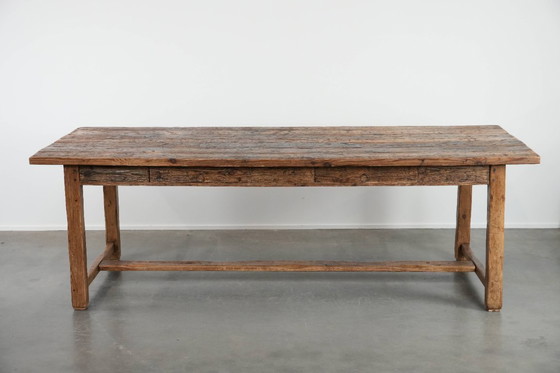 Image 1 of Grande table de salle à manger de ferme ancienne en bois de pin avec beaucoup de caractère