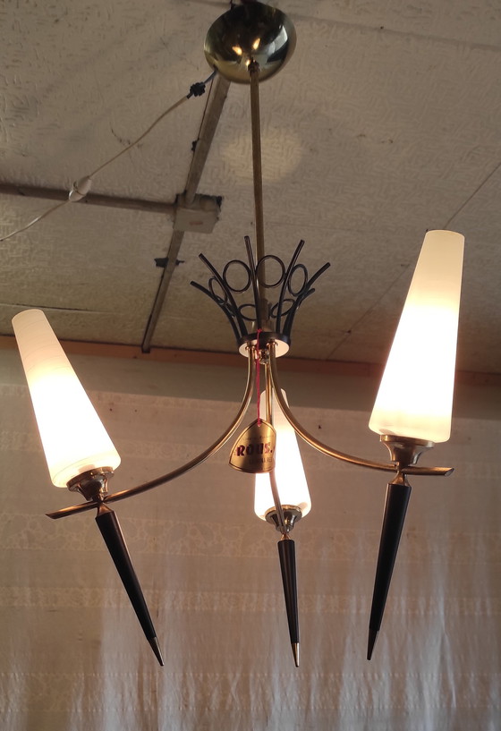 Image 1 of Lampadario modernista in metallo oro e nero, paralume a tulipano opalino - anni '50