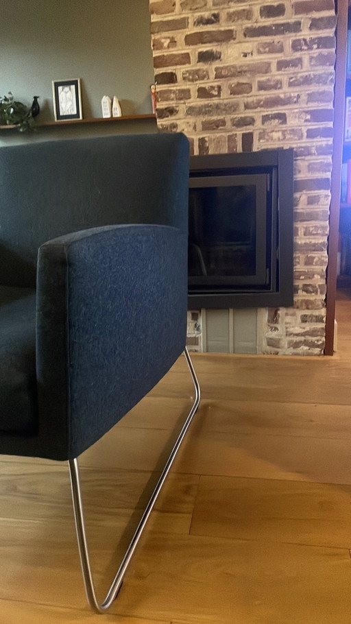 Twee design op stock fauteuils