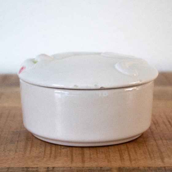 Image 1 of Boîte vintage en porcelaine blanche avec un chat sur le couvercle