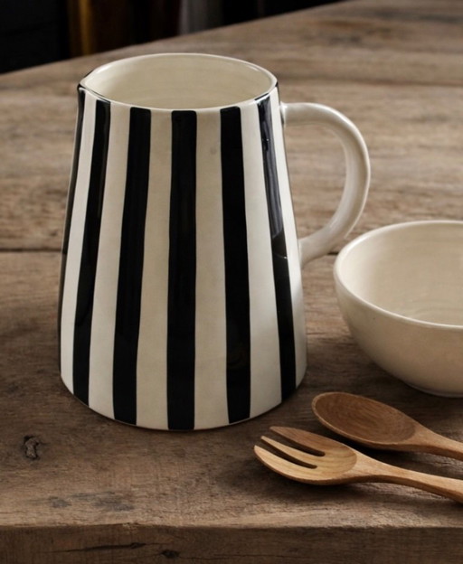 XL-Keramikkrug mit schwarz-weißen Streifen